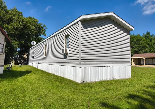 Photo 10 of Manufactured home for sale at 127 Pickwick Bnd, Gardner, IL 60424 | MLS# 12750527 | Listing updated on 2026-09-11