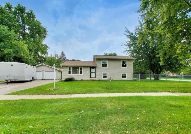 Photo 3 of Single family home for sale at 139 W Melody Ln, Woodstock, IL 60098 | MLS# 12750605 | Listing updated on 2026-09-10