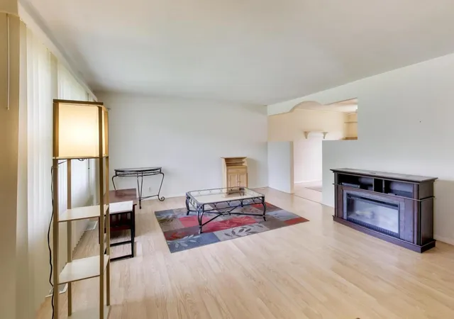 Photo 3 of Single family home for sale at 139 W Melody Ln, Woodstock, IL 60098 | MLS# 12750605 | Listing updated on 2026-10-29
