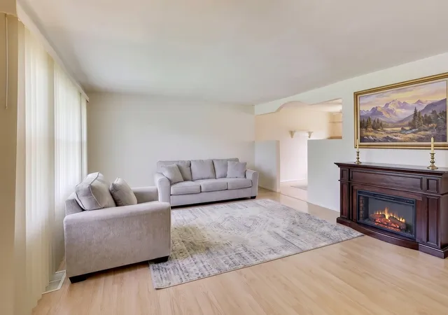 Photo 4 of Single family home for sale at 139 W Melody Ln, Woodstock, IL 60098 | MLS# 12750605 | Listing updated on 2026-10-29