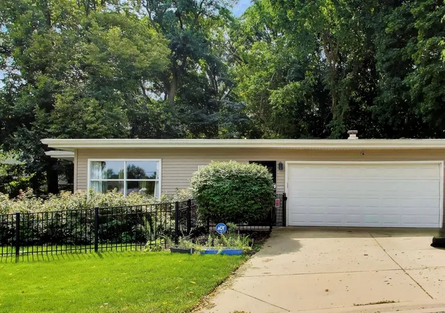 Photo 2 of Single family home for sale at 1001 Geneva Rd, St. Charles, IL 60174 | MLS# 12750654 | Listing updated on 2026-09-11