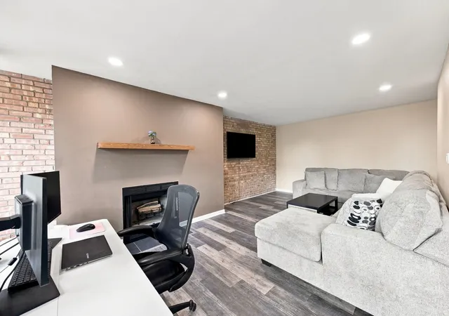 Listing Photo 4 - Condo for sale in building located at 5950 Oakwood Dr, Lisle, IL 60532 - Unit #1C
