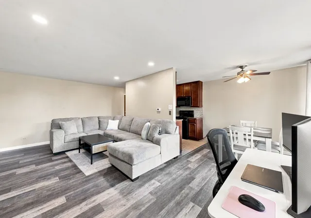 Listing Photo 5 - Condo for sale in building located at 5950 Oakwood Dr, Lisle, IL 60532 - Unit #1C