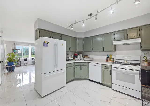 Photo 2 of Townhouse for sale at 17438 W Chestnut Ln, Gurnee, IL 60031 | MLS# 12750884 | Listing updated on 2026-09-11