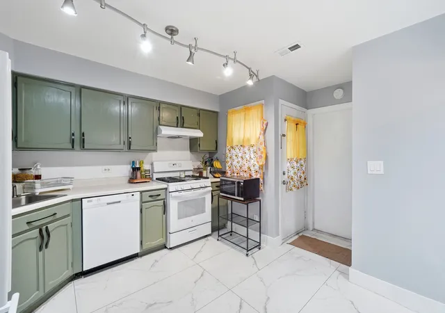 Photo 3 of Townhouse for sale at 17438 W Chestnut Ln, Gurnee, IL 60031 | MLS# 12750884 | Listing updated on 2026-09-11
