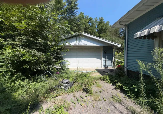 Photo 2 of Sale Pending at 933 E Madison St, Danville, IL 61832 | MLS# 12750905 | Listing updated on 2026-10-01