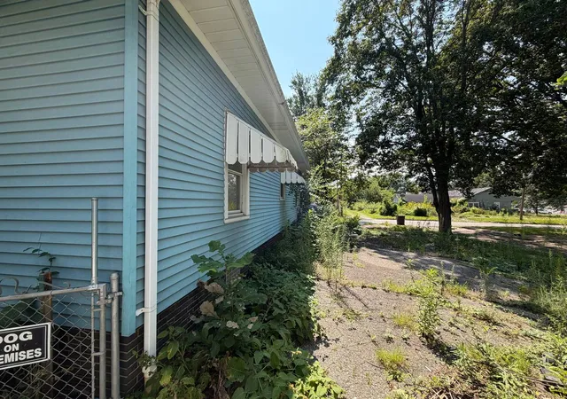 Photo 3 of Sale Pending at 933 E Madison St, Danville, IL 61832 | MLS# 12750905 | Listing updated on 2026-10-01