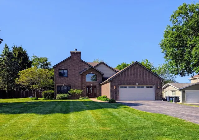 Photo 2 of Single family home for sale at 23w531 W Walnut St, Roselle, IL 60172 | MLS# 12750939 | Listing updated on 2026-09-11