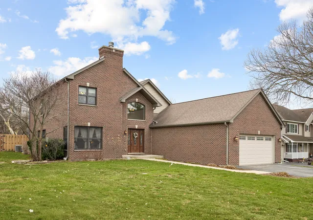 Photo 3 of Single family home for sale at 23w531 W Walnut St, Roselle, IL 60172 | MLS# 12750939 | Listing updated on 2026-09-11