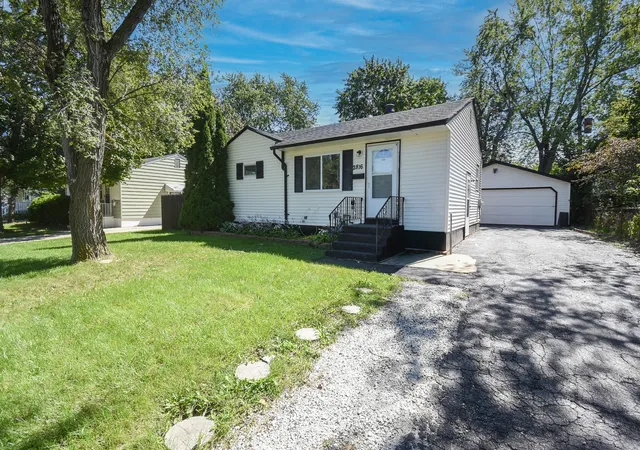 Photo 2 of Single family home for sale at 2816 Osage Cir, Waukegan, IL 60087 | MLS# 12750972 | Listing updated on 2026-09-14