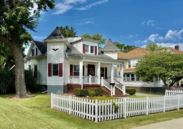 Photo 2 of Single family home for sale at 701 S Tremont St, Kewanee, IL 61443 | MLS# 12751003 | Listing updated on 2026-09-21