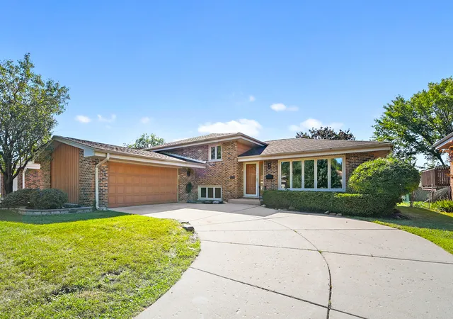 Photo 1 of Single family home for sale at 568 N Plamondon Dr, Addison, IL 60101 | MLS# 12751088 | Listing updated on 2026-09-11