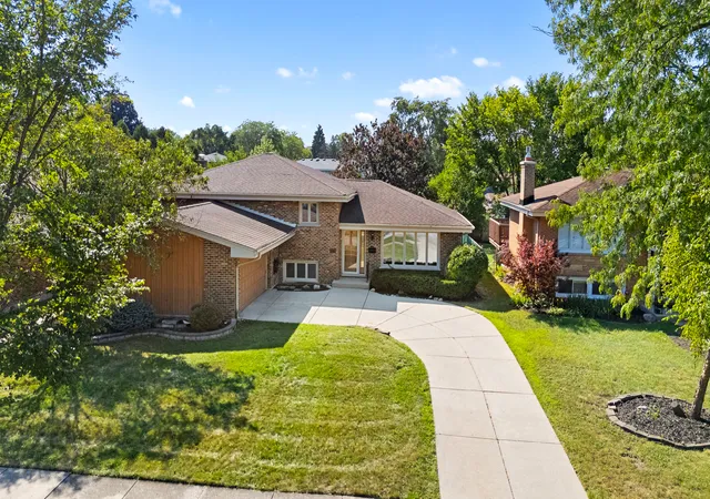 Photo 2 of Single family home for sale at 568 N Plamondon Dr, Addison, IL 60101 | MLS# 12751088 | Listing updated on 2026-09-11