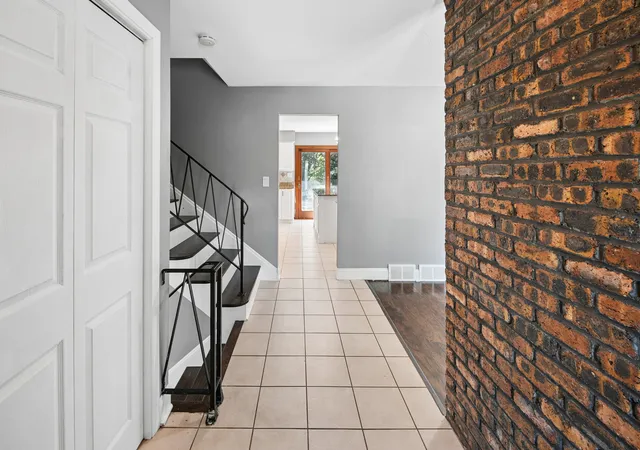 Photo 3 of Single family home for sale at 568 N Plamondon Dr, Addison, IL 60101 | MLS# 12751088 | Listing updated on 2026-09-11