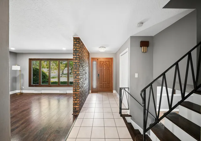 Photo 3 of Single family home for sale at 568 N Plamondon Dr, Addison, IL 60101 | MLS# 12751088 | Listing updated on 2026-09-11