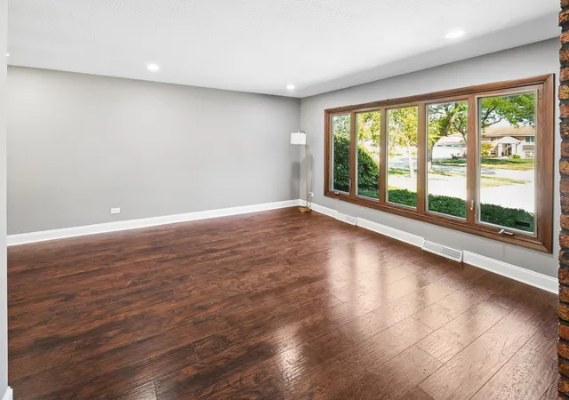 Photo 4 of Single family home for sale at 568 N Plamondon Dr, Addison, IL 60101 | MLS# 12751088 | Listing updated on 2026-09-11