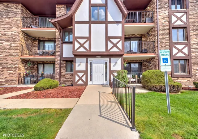 Photo 2 of Condo for sale at 10524 Ridge Cvs Dr #25B, Chicago Ridge, IL 60415 | MLS# 12751136 | Listing updated on 2026-09-14