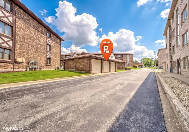 Photo 3 of Condo for sale at 10524 Ridge Cvs Dr #25B, Chicago Ridge, IL 60415 | MLS# 12751136 | Listing updated on 2026-09-14