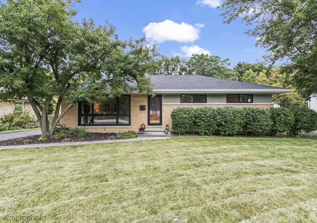Photo 2 of Single family home for sale at 335 S Slusser St, Grayslake, IL 60030 | MLS# 12751249 | Listing updated on 2026-10-07
