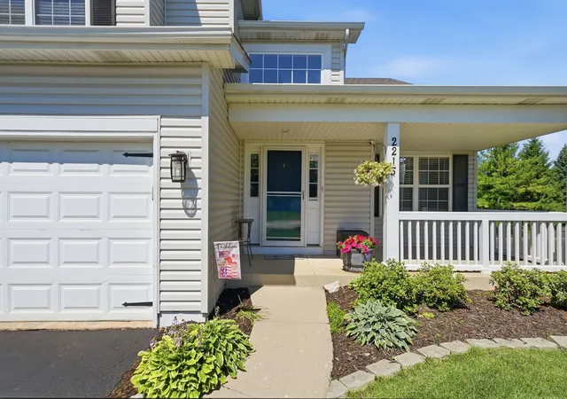 Photo 3 of Single family home for sale at 2213 Roaring Crk Dr, Aurora, IL 60503 | MLS# 12751382 | Listing updated on 2026-09-10