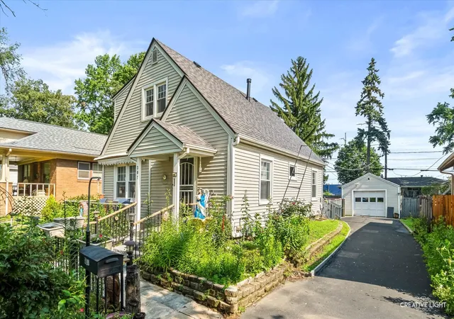 Photo 3 of Single family home for sale at 307 Lakelawn Blvd, Aurora, IL 60506 | MLS# 12751420 | Listing updated on 2026-10-21
