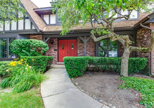 Photo 2 of Single family home for sale at 625 Mullady Pkwy, Libertyville, IL 60048 | MLS# 12751623 | Listing updated on 2026-09-29