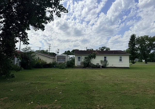 Photo 3 of Sale Pending at 304 N 7th Avenue, Hoopeston, IL 60942 | MLS# 12751868 | Listing updated on 2026-09-11