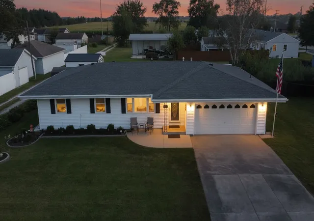 Photo 1 of Single family home for sale at 406 E Chestnut St, Hoopeston, IL 60942 | MLS# 12752013 | Listing updated on 2026-09-30