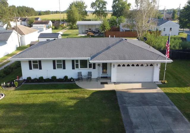 Photo 2 of Single family home for sale at 406 E Chestnut St, Hoopeston, IL 60942 | MLS# 12752013 | Listing updated on 2026-09-30
