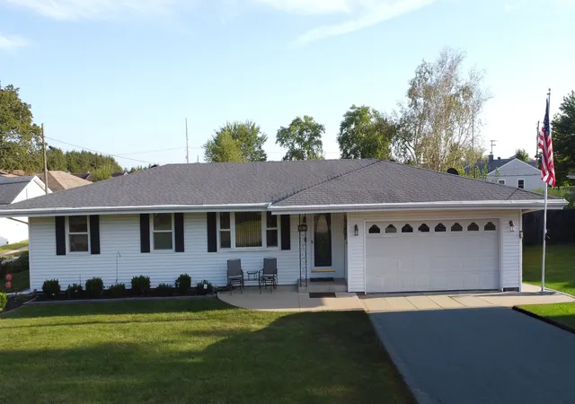 Photo 3 of Single family home for sale at 406 E Chestnut St, Hoopeston, IL 60942 | MLS# 12752013 | Listing updated on 2026-09-30