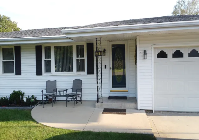 Photo 3 of Single family home for sale at 406 E Chestnut St, Hoopeston, IL 60942 | MLS# 12752013 | Listing updated on 2026-09-30