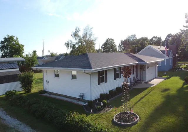 Photo 4 of Single family home for sale at 406 E Chestnut St, Hoopeston, IL 60942 | MLS# 12752013 | Listing updated on 2026-09-30