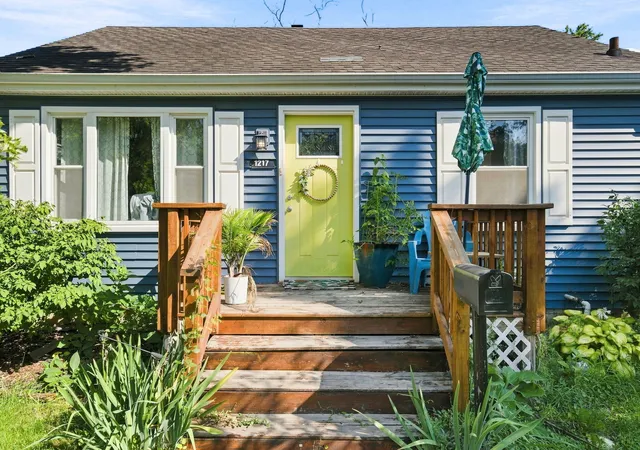 Photo 3 of Single family home for sale at 1217 Schriber Ave, Joliet, IL 60435 | MLS# 12752337 | Listing updated on 2026-09-11