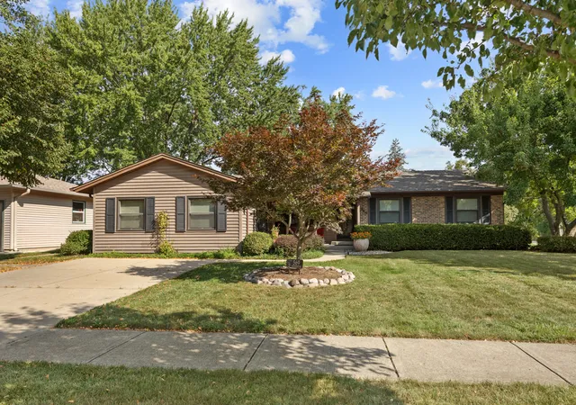Photo 1 of Single family home for sale at 569 Northampton Cir, Elk Grove Village, IL 60007 | MLS# 12752439 | Listing updated on 2026-09-14