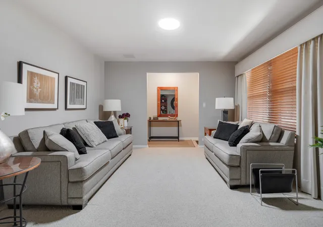 Photo 3 of Single family home for sale at 569 Northampton Cir, Elk Grove Village, IL 60007 | MLS# 12752439 | Listing updated on 2026-09-14