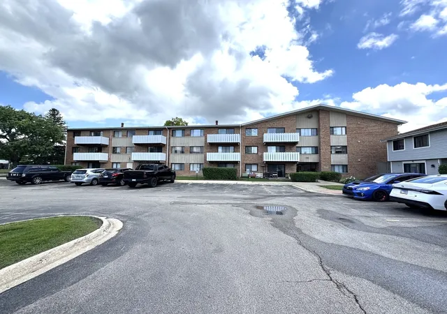 Photo 2 of Condo for sale at 2000 Bayside Dr #110, Palatine, IL 60074 | MLS# 12752532 | Listing updated on 2026-09-11