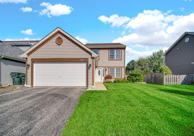 Photo 2 of Townhouse for sale at 455 Rosewood Xing, Lindenhurst, IL 60046 | MLS# 12752560 | Listing updated on 2026-09-28