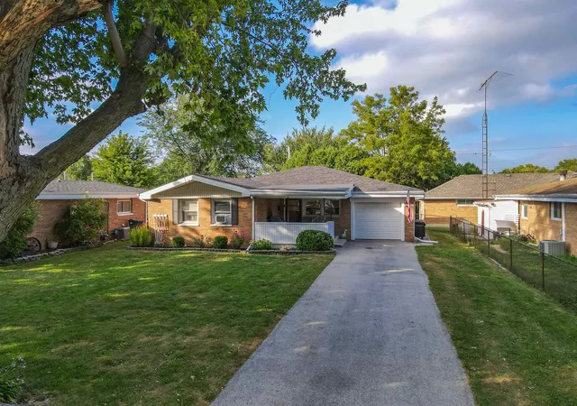 Photo 2 of Single family home for sale at 127 W 4th Street, Manteno, IL 60950 | MLS# 12752572 | Listing updated on 2026-09-17