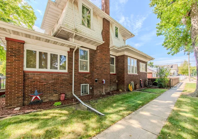 Photo 2 of Single family home for sale at 426 E Jefferson St, Morris, IL 60450 | MLS# 12752766 | Listing updated on 2026-09-15