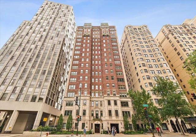 Photo 1 of Sale Pending at 399 W Fullerton Pkwy #3W, Chicago, IL 60614 | MLS# 12752838 | Listing updated on 2026-10-10
