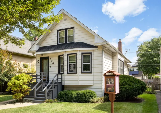 Photo 2 of Single family home for sale at 704 S Harvey Ave, Oak Park, IL 60304 | MLS# 12752933 | Listing updated on 2026-09-15