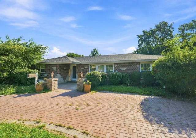 Photo 2 of Single family home for sale at 1124 Gael Dr, Joliet, IL 60435 | MLS# 12752971 | Listing updated on 2026-09-13