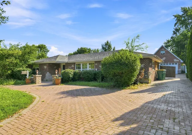 Photo 3 of Single family home for sale at 1124 Gael Dr, Joliet, IL 60435 | MLS# 12752971 | Listing updated on 2026-09-13