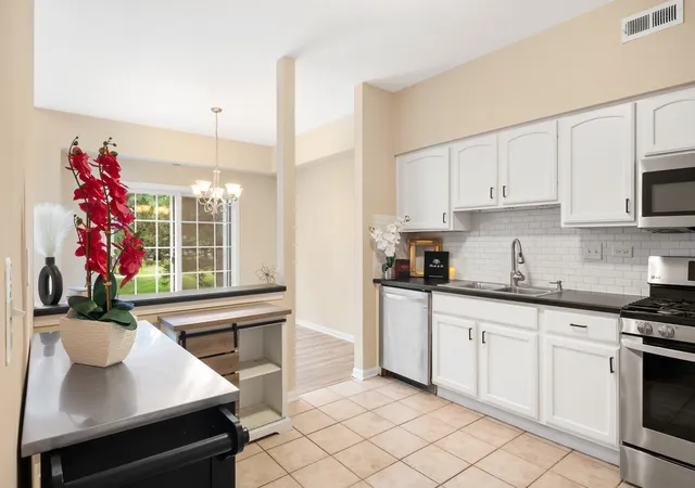 Listing Photo 5 - Condo for sale in building located at 2321 Georgetown Cir, Aurora, IL 60503 - Unit #2321