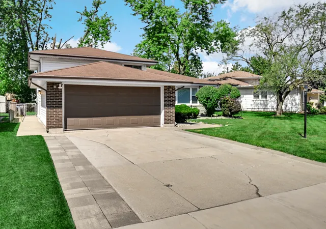 Photo 3 of Single family home for sale at 15622 Prince Dr, South Holland, IL 60473 | MLS# 12753048 | Listing updated on 2026-09-15