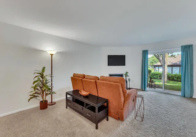 Listing Photo 5 - Condo for sale in building located at 1374 Williamsburg Dr, Schaumburg, IL 60193 - Unit #B1