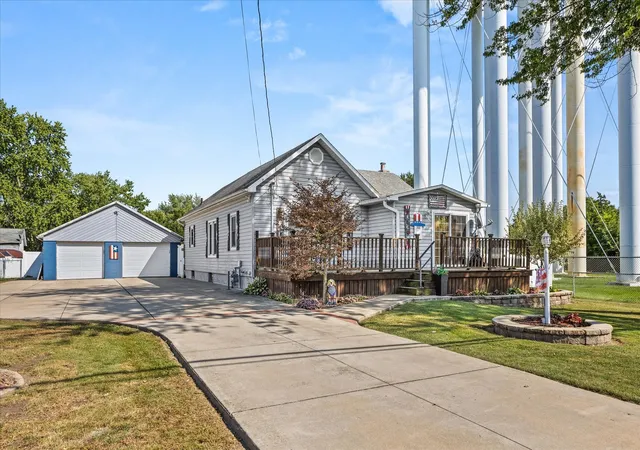 Photo 2 of Single family home for sale at 807 N Otter Crk Rd, Streator, IL 61364 | MLS# 12753278 | Listing updated on 2026-09-18