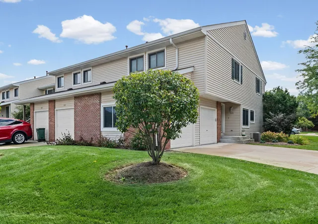 Photo 2 of Sale Pending at 133 Autumn Ct #133, Buffalo Grove, IL 60089 | MLS# 12753338 | Listing updated on 2026-10-03