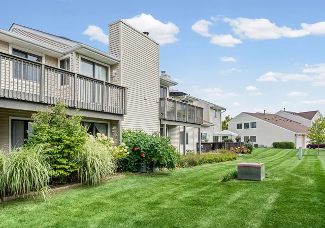 Photo 3 of Sale Pending at 133 Autumn Ct #133, Buffalo Grove, IL 60089 | MLS# 12753338 | Listing updated on 2026-10-03