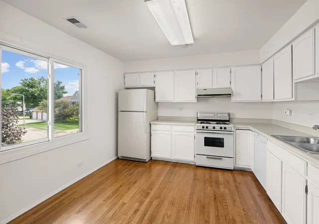 Photo 4 of Sale Pending at 133 Autumn Ct #133, Buffalo Grove, IL 60089 | MLS# 12753338 | Listing updated on 2026-10-03